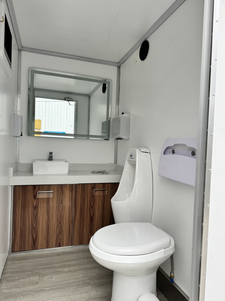 3 m Portable Toilet Trailer, Mobile Luxury Restroom